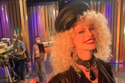 Maidê Mahl posa caracterizada de Elke Maravilha nos bastidores de série