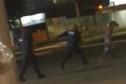 Dois policiais militares vão atrás do homem