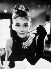 Até hoje, o clássico "Bonequinha de luxo", com Audrey Hepburn, é sinônimo do glamour dos anos 60. Nele, a piteira esfumaçante é um acessório elegante que acompanha o chapéu e a luva. Na época, o fumo fazia parte dos bons modos da classe alta e não podia faltar nas festas.
