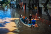 Moradores são resgatados por barcos após enchente do rio Guaíba