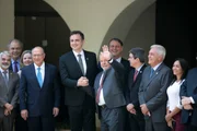 Lula acena para imprensa após reunião com o presidente do Senado, Rodrigo Pacheco, em Brasília