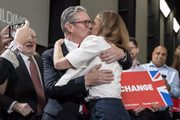 Keir Starmer beija a esposa, Victoria, em uma festa na Tate Modern, no centro de Londres, comemorando vitória nas eleições gerais