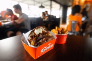 Pão preto, maionese de alho e cebola caramelizada fazem sucesso entre os clientes