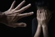 A pena prevista é de um a dois anos de detenção, sendo aumentada em até um terço se a vítima for menor de 18 anos