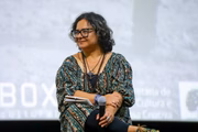 Miriam Silvestre no palco para comentar sobre a restauração do filme 