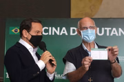 Padre Júlio Lancellotti é vacinado em São Paulo