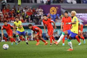 Neymar do Brasil marca o segundo gol do time de pênalti durante a partida das oitavas de final da Copa do Mundo da FIFA Qatar 2022 entre Brasil e Coreia do Sul no Estádio 974 em 05 de dezembro de 2022 em Doha, Qatar