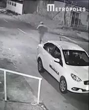 Taxista pega arma e corre atrás de bandidos