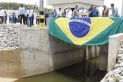 Bandeira do Brasil é estendida em Sertânia, durante visita de Bolsonaro