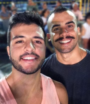 Matheus Ribeiro com o namorado