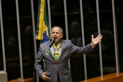 <strong>Espírito Santo:</strong>o deputado federal Carlos Manato, 61 anos, será uma das vozes de Jair Bolsonaro no Espírito Santo. Formado em medicina, Manato tem especialização em ginecologia e obstetrícia. Atua como parlamentar na Câmara há quatro mandatos. No Congresso, o político votou favoravelmente a PEC do Teto dos Gastos públicos, ao impeachment de Dilma Rousseff (PT) e ao processo de abertura de investigação contra o presidente Michel Temer. Ele ainda se posicionou contrariamente à reforma trabalhista