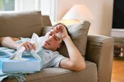 Os principais sintomas da gripe são dor no corpo, fadiga, febre, secreção, coriza, espiros e tosse. Os casos são limitados e, em dois ou três dias, o paciente não apresenta mais indícios da doença