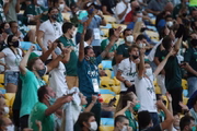 O uso de máscara foi sendo relegado no estádio