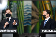 Ao lado do presidente da Câmara, Rodrigo Maia, o governador de São Paulo 