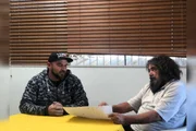 Markus Moura e o pai Genésio Gomes Moura, o criador da técnica das estátuas gigantes no Brasil