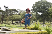 Jaquelene trabalha como jardineira no cemitério da Asa Sul e diz que os velórios estão vazios