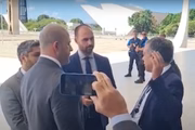 Daniel Silveira (de lado) e Eduardo Bolsonaro conversam com funcionários do STF ao serem barrados