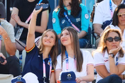 As filhas do rei Felipe e da rainha Letizia tiram selfie nos jogos olímpicos 