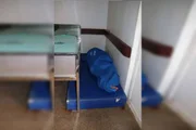 Paciente dormindo no chão 