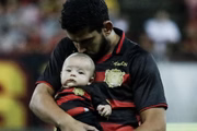 O jogador Zé Roberto, do Sport, com seu filho Miguel.