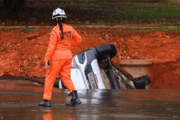 Carro foi "engolido" por cratera durante temporal