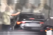 Momento em que um comprador pega a cocaína no carro de traficante