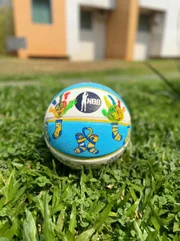 As mãozinhas na bola foram feitas por Tiago, de oito meses, que é portador da Síndrome de Down