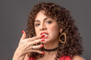 Renata Gaspar é Stephany 