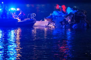 Equipes de resgate no rio Potomac, em Washington, após colisão entre avião e helicóptero