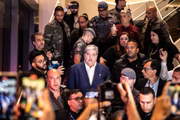 José Luiz Datena cercado de jornalistas após ser expulso de debate na TV Cultura