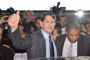 O ex-ministro da Educação, Cid Gomes, abandona o Plenário da Câmara, onde participava de Comissão Geral para explicar sua declaração sobre parlamentares (Fabio Rodrigues Pozzebom/Agência Brasil)