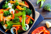 <b>Dieta Volumétrica </b> – Criada pela nutricionista Barbara Rolls, a ideia é diminuir a quantidade de caloria das refeições, mas mantendo o volume de alimentos ingeridos. São usados alimentos integrais, frutas e verduras que proporcionam saciedade e as comidas são divididas pela densidade energética