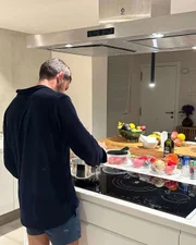 Rafa Kalimann posa de topless ao lado do namorado