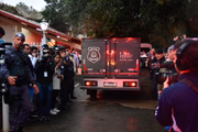 Rapidamente, bombeiros e policiais se dirigiram ao local