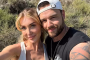 Liam Payne e a namorada, Kate Cassidy, posam juntos e sorridentes