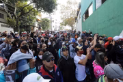 Familiares, amigos e fãs se despedem de MC Kevin, nesta terça-feira (18/5), em São Paulo