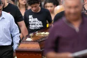 Caixão com o corpo de Noélia seguiu para a sepultura, no cemitério de Taguatinga, acompanhado de amigos e familiares