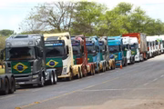 Fileira de caminhões