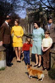 A família em Windsor. Charles é o primeiro filho de Elizabeth e Philip
