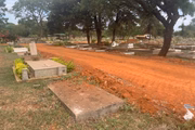 A terra das obras está na altura da tampa dos jazigos 