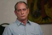 Presos e reféns deixaram o presídio em um carro blindado após negociações conduzidas por Ciro
