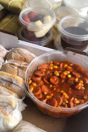 O bufê Calis montou diferentes kits juninos para festinhas caseiras. A refeição para 5 pessoas inclui 3 pamonhas, 5 curais, 5 canjicas, 5 potes de frutas com chocolate, 15 pasteis de carne, 15 pasteis de queijo e 10 mini cachorros quentes. A caixa custa R$ 195 e a encomenda deve ser feita via WhatsApp: (61) 99984-1192 O bufê Calis montou diferentes kits juninos para festinhas caseiras. A refeição para 5 pessoas inclui 3 pamonhas, 5 curais, 5 canjicas, 5 potes de frutas com chocolate, 15 pasteis de carne, 15 pasteis de queijo e 10 mini cachorros quentes. A caixa custa R$ 195 e a encomenda deve ser feita via WhatsApp: (61) 99984-1192