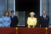 Sarah Ferguson, príncipe Andrew, rainha Elizabeth e príncipe Philip na varanda do Palácio de Buckingham