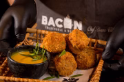 Bolinho de pastrami do Bacon Brasa e Lenha