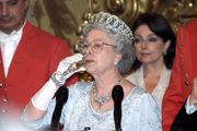 Anteriormente, proibida de beber, a situação alertou os admiradores da monarquia sobre as condições de saúde da rainha