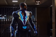 <b>Raio Negro</b> (Black Lightning), personagem da DC: super-herói retorna à ativa para lutar contra a violência urbana