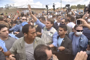 Bolsonaro, sem máscara, fala com apoiadores