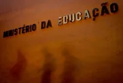 No fim de março, dias após a mídia noticiar o suposto esquema, Gilberto Braga (PSDB), prefeito de Luís Domingues (MA), afirmou que Moura cobrou R$ 15 mil, mais um quilo de ouro, para dar andamento às demandas da prefeitura
