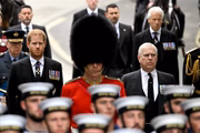Harry e Andrew não puderam usar trajes militares