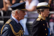 O rei Charles III e a princesa Real caminham atrás do caixão da rainha Elizabeth II